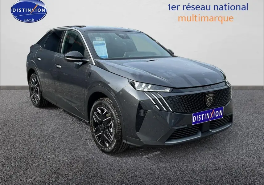 Peugeot 3008 gris 3/4 avant droit, SUV hybride avec calandre noire et phares LED distinctifs.