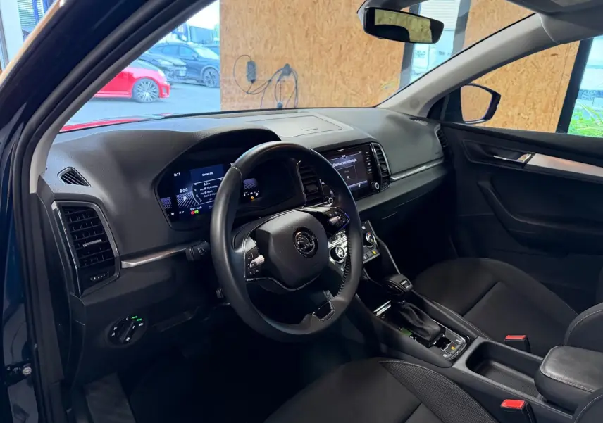 Gros plan sur la roue arrière droite d’un Skoda Karoq bleu 2023 avec jante alu 17 pouces au design moderne.