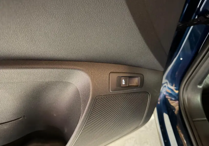 Vue intérieure côté conducteur du Skoda Karoq 2023, volant multifonctions cuir et console centrale avec boîte auto.