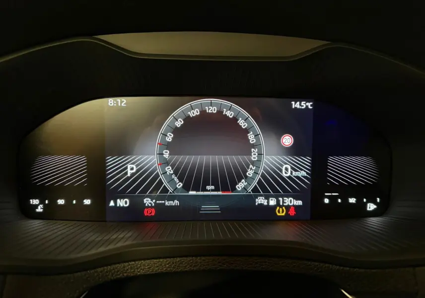 Vue rapprochée de la porte arrière gauche noire du Skoda Karoq bleu 2023 avec poignée intégrée et insert décoratif gris.