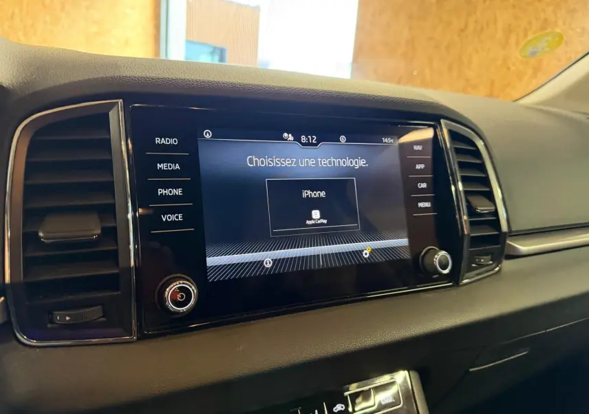 Détail de la porte intérieure côté gauche du Skoda Karoq 2023 avec poignée chromée et insert décoratif gris.