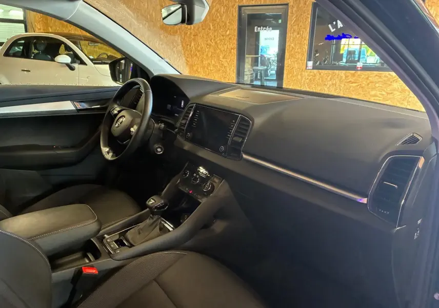 Intérieur noir de la Skoda Karoq 2.0 TDI 116 DSG7 Business, vue côté conducteur avec tableau de bord et console centrale.