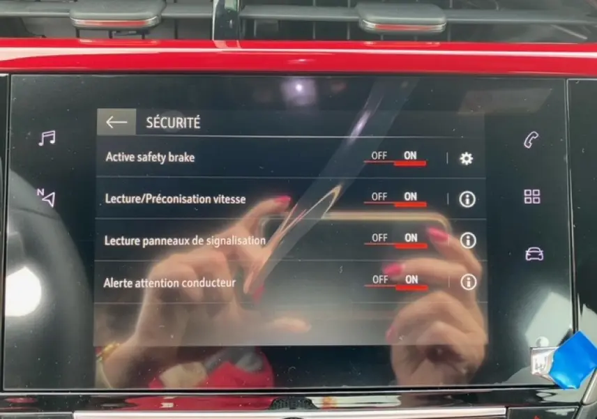 Écran tactile 7 pouces de l'Opel Corsa 2022 affichant les options de sécurité activées en mode couleur.