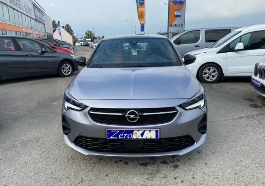Opel Corsa gris magnetic vue de face, avec calandre noire et phares LED au design anguleux.