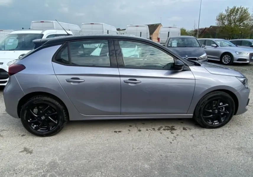 Profil côté droit d'une Opel Corsa 2022 gris magnetic avec toit noir et jantes alliage noires brillantes.