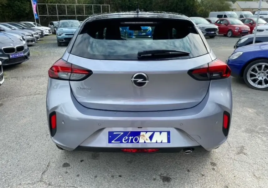 Vue arrière d'une Opel Corsa 2022 gris magnetic avec toit noir et feux arrière LED distinctifs.