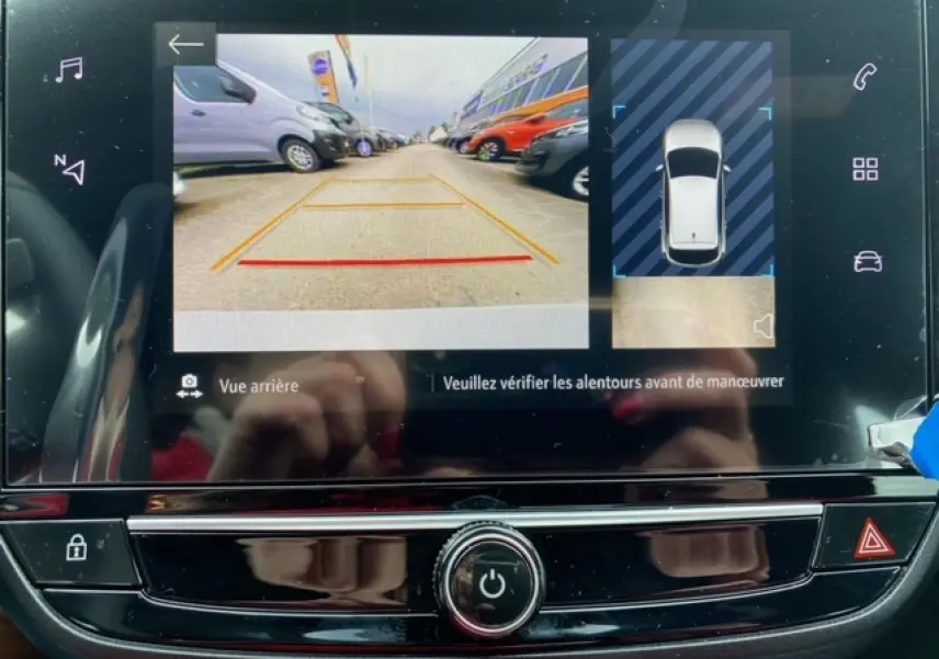 Écran tactile de l'Opel Corsa gris Magnetic montrant la caméra de recul avec guidage et vue 360° stationnement.