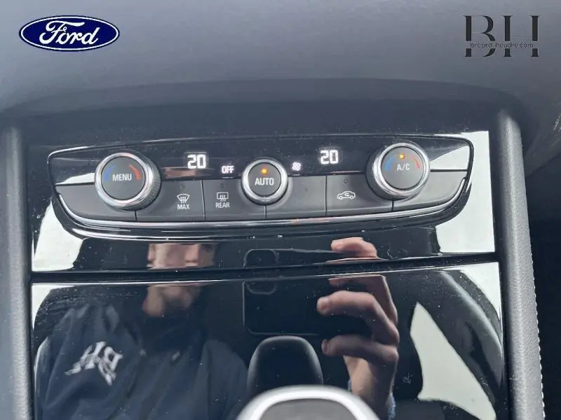 Tableau de bord de l'Opel Grandland X 2020, vue rapprochée sur la commande de climatisation automatique affichant 20°C.