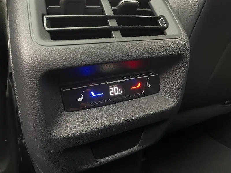 Détail de la commande de climatisation arrière avec affichage digital et réglage de siège chauffant et ventilé dans un Volkswagen Tiguan 2025.