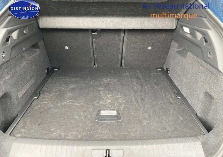 Coffre ouvert en vue arrière d’un Peugeot 3008 bleu, montrant un espace de chargement spacieux et tapis noir.