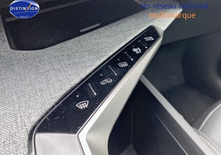 Détail des commandes de climatisation sur la console centrale du Peugeot 3008 bleu, vue intérieure rapprochée.
