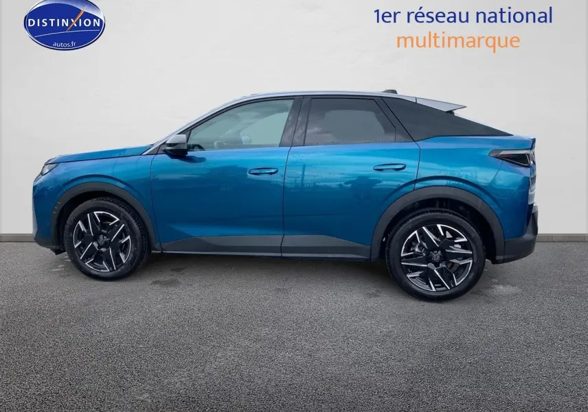 Profil droit d’un Peugeot 3008 bleu 2025 avec jantes alliage noires et toit noir contrasté.