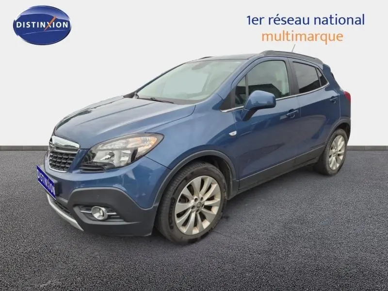 Opel Mokka bleu outremer vue 3/4 avant droit, avec jantes alu et calandre chromée sur fond neutre.