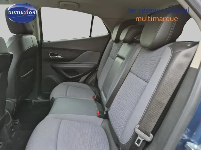 Vue latérale droite de l'habitacle arrière de l'Opel Mokka bleu outremer, montrant les sièges tissu gris avec ceintures de sécurité.
