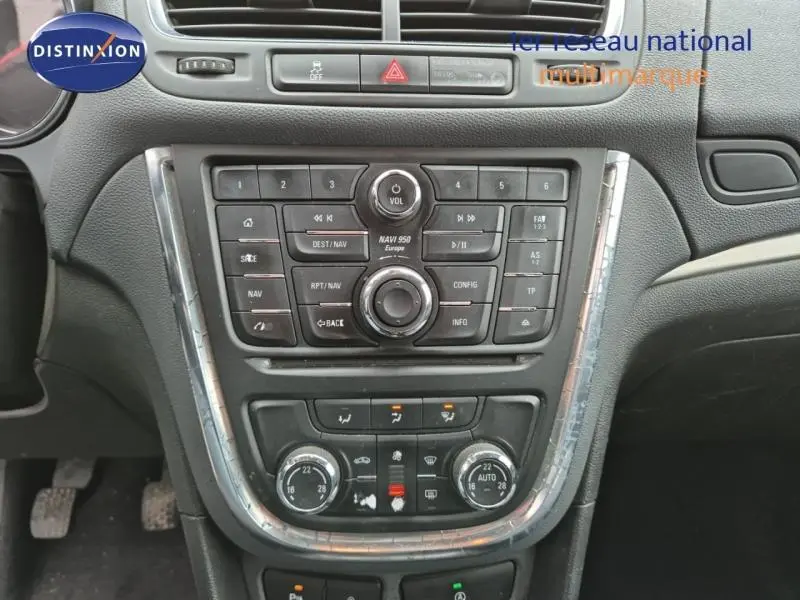 Vue rapprochée de la console centrale de l'Opel Mokka bleu outremer, avec commandes audio et climatisation bi-zone.