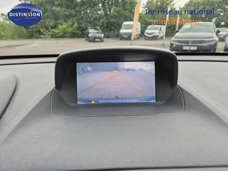 Vue intérieure du tableau de bord de l'Opel Mokka bleu outremer, écran affichant la caméra de recul en marche.