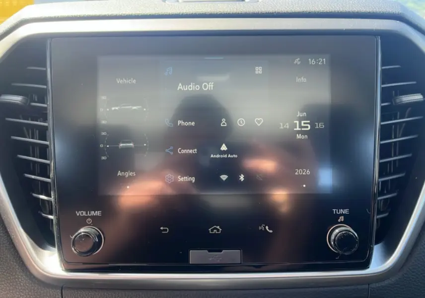 Écran tactile central du tableau de bord de l'Isuzu D-MAX blanc, affichant l'interface Android Auto.