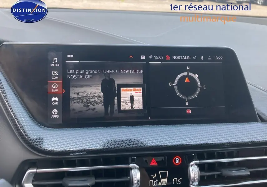 Écran central du tableau de bord de BMW Série 1 gris foncé, affichant la navigation et la radio numérique.