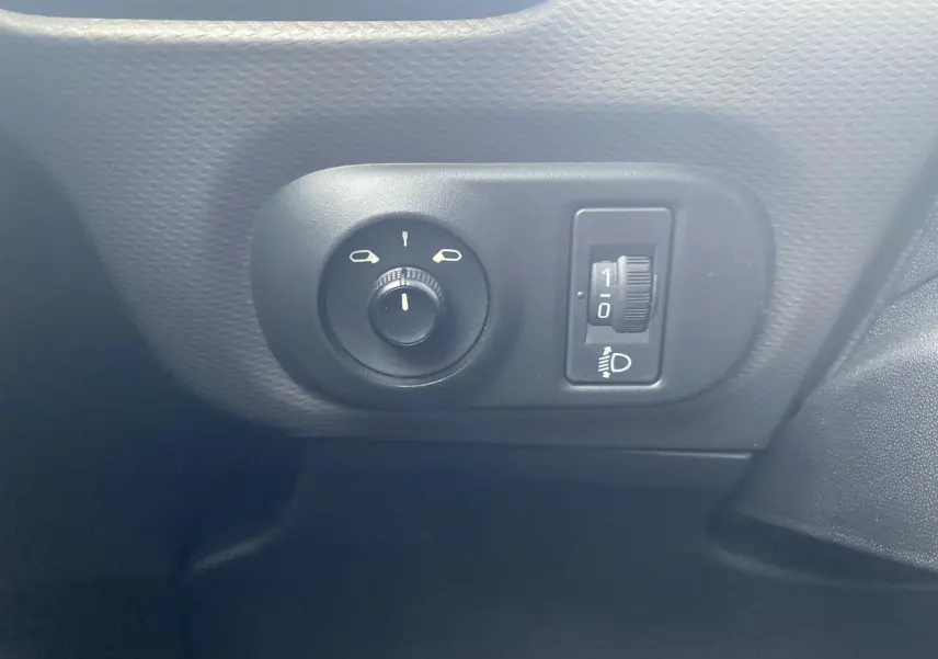 Gros plan sur les commandes de réglage des rétroviseurs et de l'éclairage du tableau de bord d'une Citroën C4 Cactus blanche.