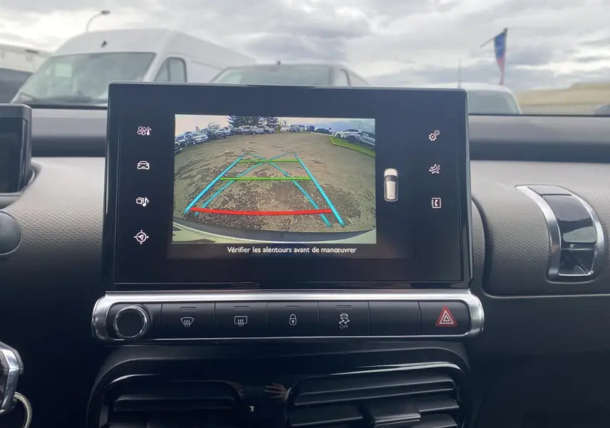 Vue intérieure du tableau de bord de la Citroën C4 Cactus 2015 montrant l'écran de la caméra de recul en fonctionnement.