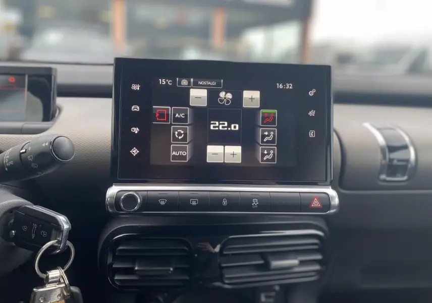 Écran tactile central de la console d'une Citroën C4 Cactus blanche, affichant la climatisation à 22°C.