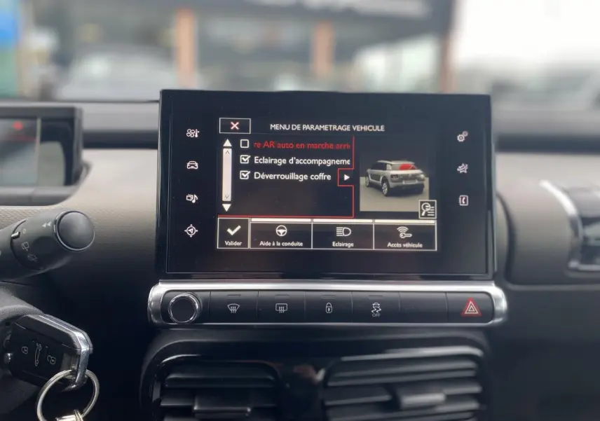 Écran tactile central du tableau de bord du Citroën C4 Cactus 2015 affichant le menu de paramétrage véhicule.