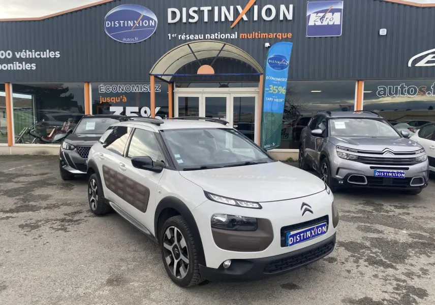 Citroën C4 Cactus blanc perle vue 3/4 avant droit avec Airbump Dune et jantes alliage bi-ton 17 pouces.