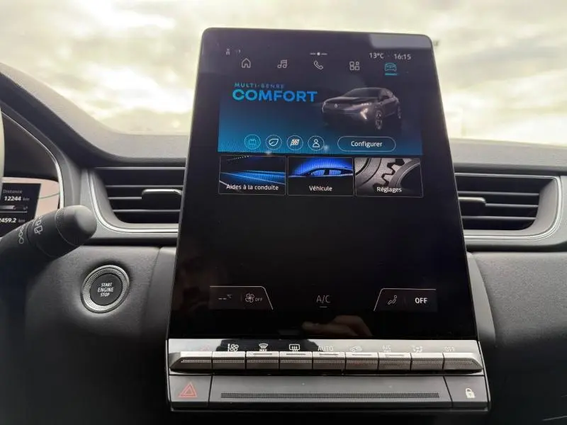 Écran tactile central du Renault Captur 2025 en mode confort, avec commandes climatisation et tableau de bord partiel.