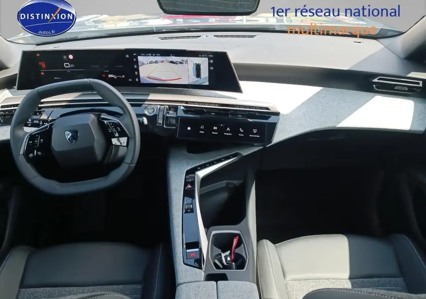 Vue intérieure du poste de conduite du Peugeot 3008 2025, avec tableau de bord numérique et volant multifonction noir.