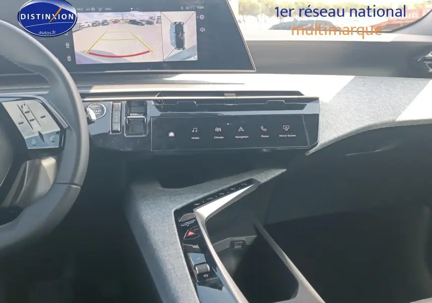 Vue intérieure du tableau de bord du Peugeot 3008 2025, avec écran tactile large et console centrale design en tissu gris.