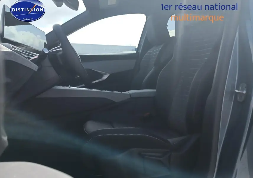 Vue intérieure côté conducteur du Peugeot 3008 1.2 hybrid 145 allure e-dcs6 bleu, montrant les sièges et le volant.