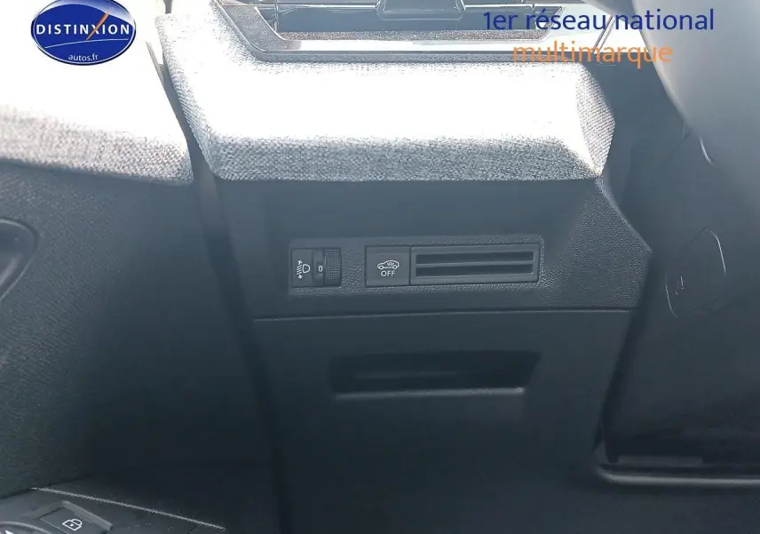Détail des commandes côté gauche du tableau de bord du Peugeot 3008 bleu 2025, avec réglage phares et désactivation assistances.
