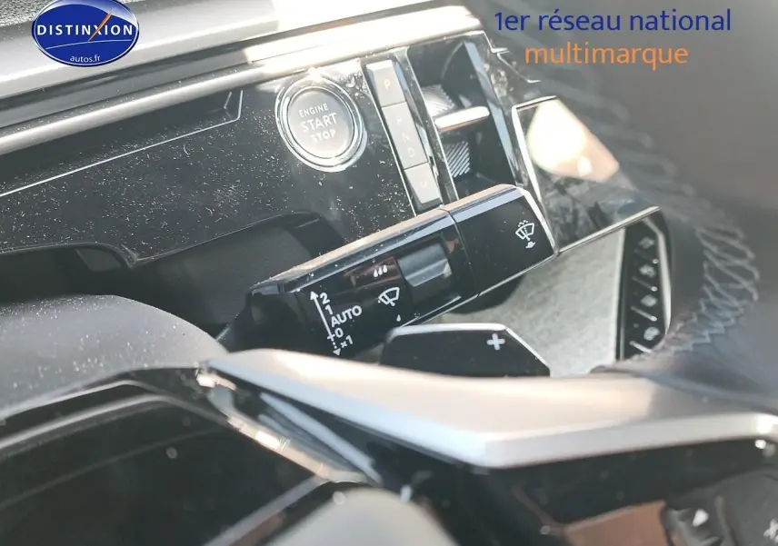 Détail intérieur du Peugeot 3008 2025 montrant le bouton start/stop et la commande d’essuie-glace côté gauche.