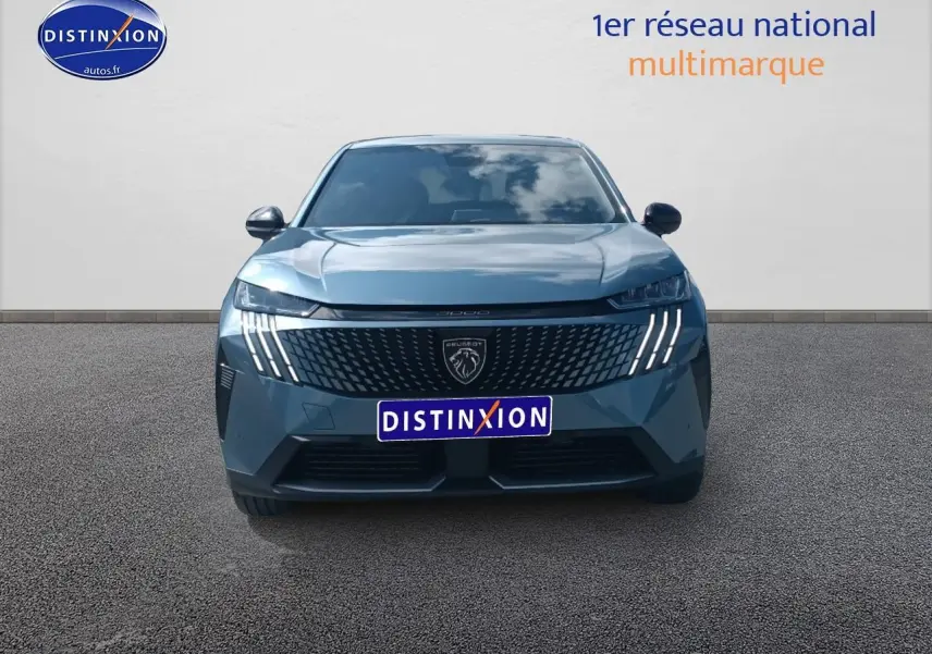 Vue frontale du Peugeot 3008 bleu 2025 avec calandre distinctive et feux LED verticaux allumés.