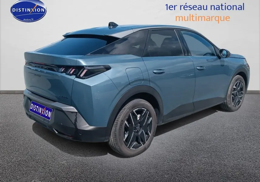 Vue 3/4 arrière droite d’un Peugeot 3008 bleu 2025 avec jantes alu noires et vitres teintées.
