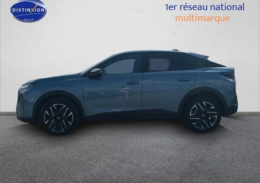 Vue de profil côté gauche d'un Peugeot 3008 bleu 2025 avec jantes alu et vitres surteintées.