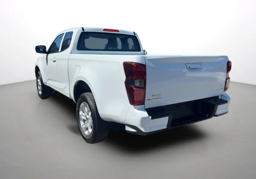 Vue 3/4 arrière gauche d’un Isuzu D-MAX blanc Splash avec jantes alu et hayon fermé.