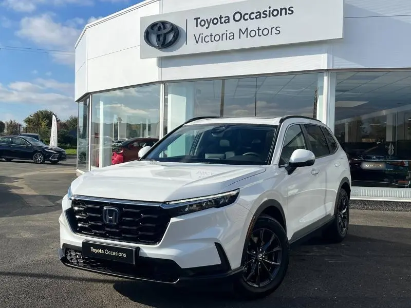 Vue 3/4 avant droite d'un Honda CR-V 2024 blanc diamant métallisé avec calandre noire et jantes foncées.