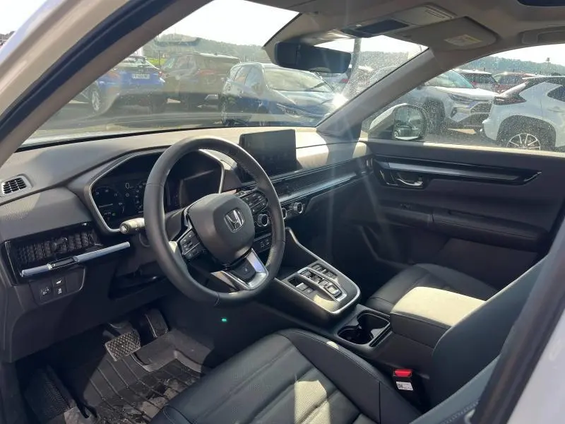 Vue intérieure côté conducteur du Honda CR-V 2024 avec tableau de bord moderne et sellerie cuir noire.