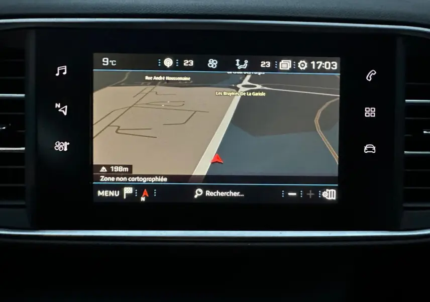 Écran tactile 9,7 pouces du GPS de la Peugeot 308 gris Artense, affichant une carte de navigation intérieure.