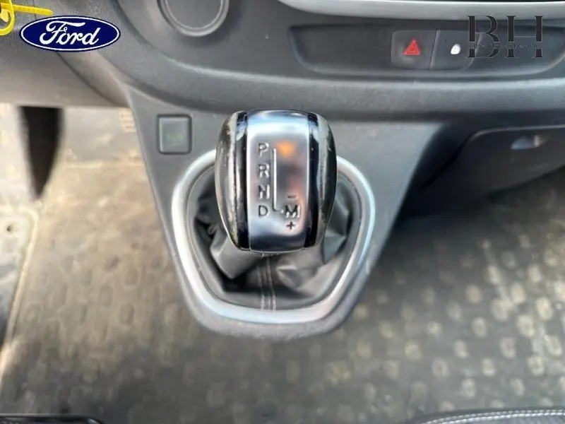 Le levier de vitesses automatique en gros plan du Renault Trafic blanc, avec indication des modes P, R, N, D et manuel +/-.