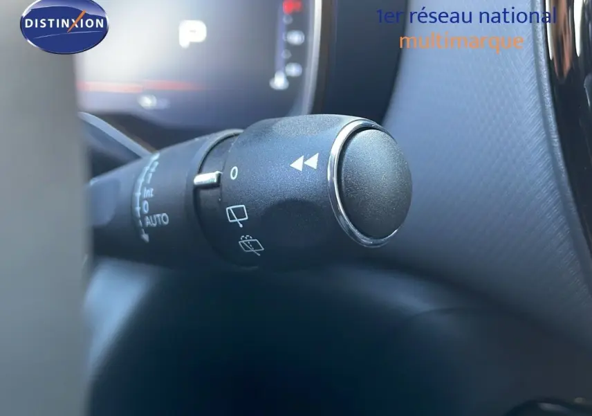 Gros plan sur la commande d'essuie-glace à gauche du volant dans l'habitacle du Citroën C5 Aircross noir perla metal 2025.
