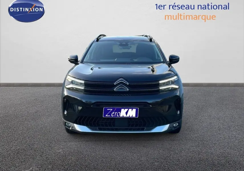 Vue frontale d'un Citroën C5 Aircross noir Perla Metal avec phares LED et calandre distinctive.