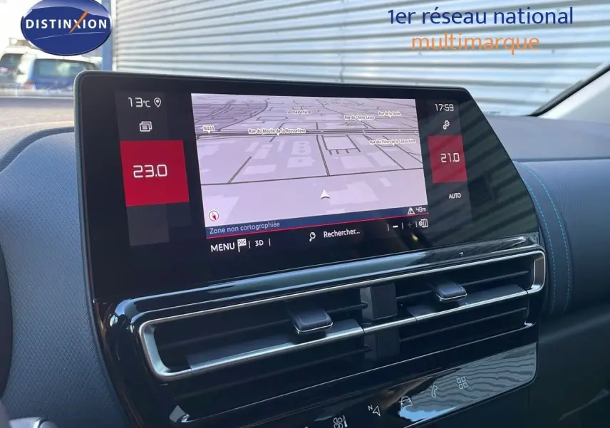 Vue intérieure du tableau de bord du Citroën C5 Aircross 2025 avec écran tactile de navigation et commandes climatiques.