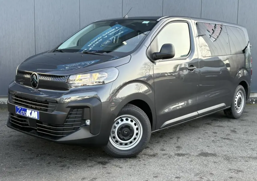 Vue 3/4 avant droit d’un Citroën Jumpy gris titane avec calandre noire et jantes acier argentées.