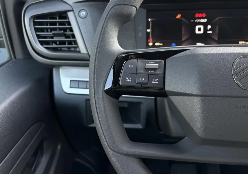 Gros plan sur le volant noir du Citroën Jumpy 2025 avec commandes intégrées côté gauche et tableau de bord numérique.