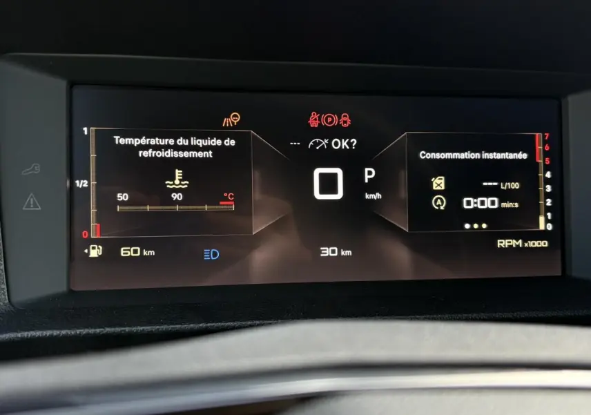 Affichage numérique du tableau de bord du Citroën Jumpy 2025, montrant la température liquide refroidissement et consommation instantanée.