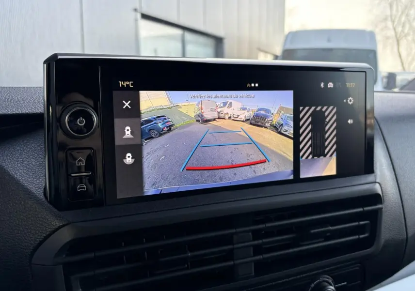 Écran central du Citroën Jumpy gris titane montrant la caméra de recul avec lignes de guidage colorées.