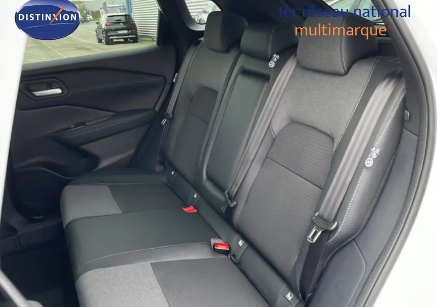 Vue intérieure sur la banquette arrière en tissu et cuir noir du Nissan Qashqai blanc nacré 2025, côté gauche ouvert.