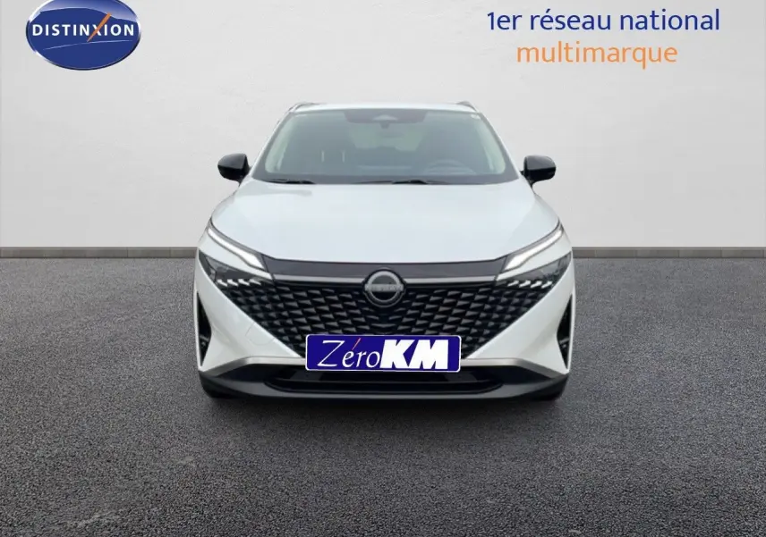 Vue frontale d'un Nissan Qashqai blanc nacré métallisé avec calandre noire et phares LED fins.
